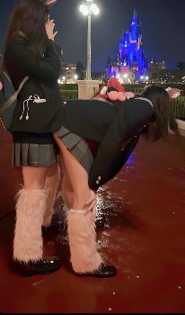 【画像】制服ディ〇ニーＪＫが履いてるこのモコモコ、使用済みが欲しいンゴ