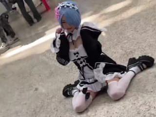 【衝撃映像】この美少女コスプレイヤー、今から変態オタクにヤバい事されます・・・