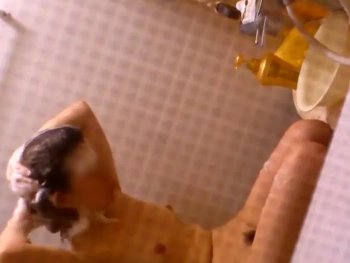 【盗撮動画】続・リアル民家風呂盗撮。網戸越しのぞきでラストはバレ寸前でギリ回避成功