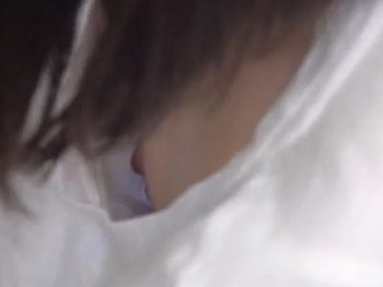 【盗撮動画】作業中の素人女子の乳首を盗み撮る胸チラ監視カメラ映像。関係者でないと撮影不可