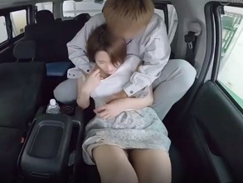 【巨乳】パート先の同僚の車で寝取られてしまう奥さん