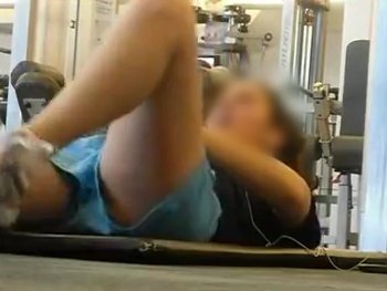 【盗撮動画】スポーツジムで発生したパンチラ盗撮事案映像。ショーパンの隙間を狙うスマホカメラさん