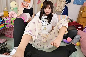 井上もも VR｜引きこもりの幼馴染をメイクで変える、甘く親密なひととき