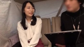 「素人動画」褒められて調子に乗った清楚系美人妻がロケ車の密室で理性をバグらせてホテルでの濃厚中出しセックスに溺れていく