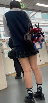 【画像】制服ＪＫの背後に着いたら舐めまわすように見ちゃうよなｗｗ