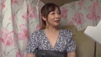 「素人動画」レスの不満をロケ車の密室でたっぷり聞き出された熟女妻がホテルでの久々の中出しに白目を剥いて悶絶する