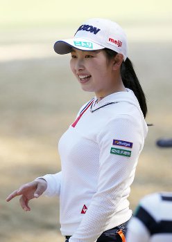 【画像】女子プロゴルファーの胸、サイズがバグってて草