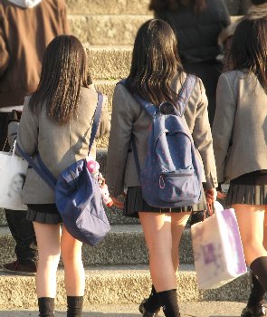【画像】君たちが文化遺産なのに気づいてるかな～？な修学旅行女子高生