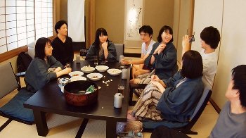 人妻派遣社員たちが温泉旅行に行く!「オナニーするの？」みんなでエロ会話をしてから抜け出して男と不倫Hを楽しみまくる!