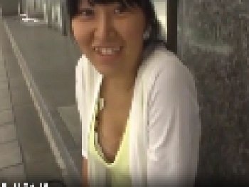 【白昼堂々と野糞】パンチラしているギャルがおもむろに浣腸を・・・（排便映像）