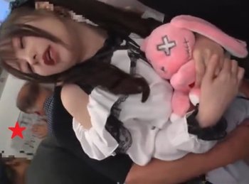 【衝撃の変化】 地雷系女子を痴漢→拒否→容認→アヘ顔晒してイキ潰れる！