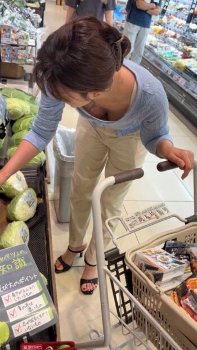 【画像】街のスーパーで胸チラ