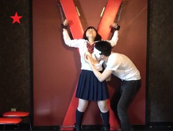 【素人】 おぼこい女子学生を磔にして無力化し、嬲る鬼畜オヤジ!!